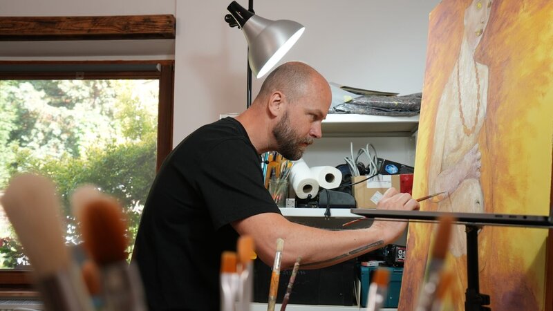 Tim Ernst in seinem Atelier, während er die Kopie des Werkes „Selbstbildnis am 6.Hochzeitstag“ von Paula Modersohn- Becker anfertigt. – Bild: ZDF und Vanessa Auktor.