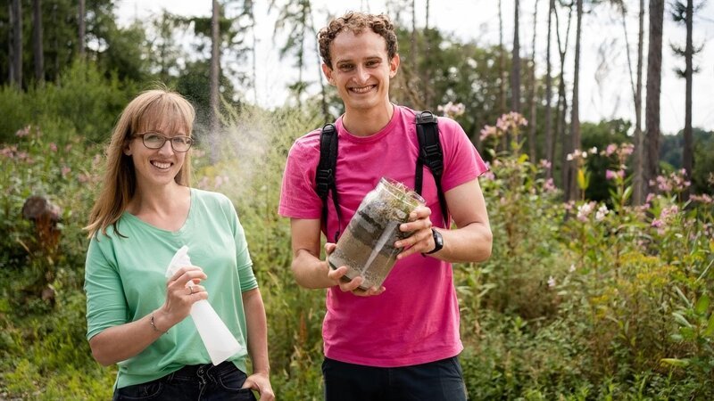 Meteorologin Insa erklärt Julian, wieso zu viel Sommerhitze schlecht für unsere Natur ist. – Bild: BR/​megaherz gmbh/​Hans-Florian Hopfner