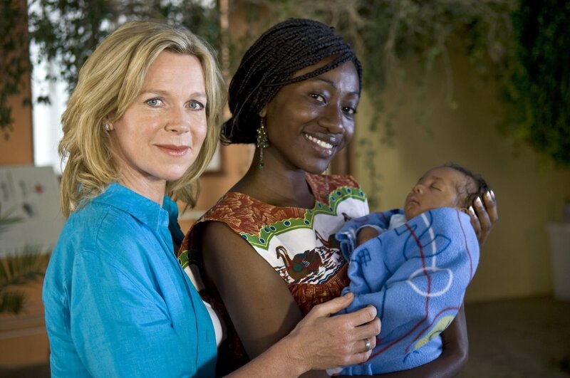 Antonia (Marion Kracht) konnte Mutter (Magadalena Wakolele) und Kind (Georginho Katupose) in der Buschklinik von „Ärzte Weltweit“ gut versorgen. – Bild: ZDF /​ Tony Figueira