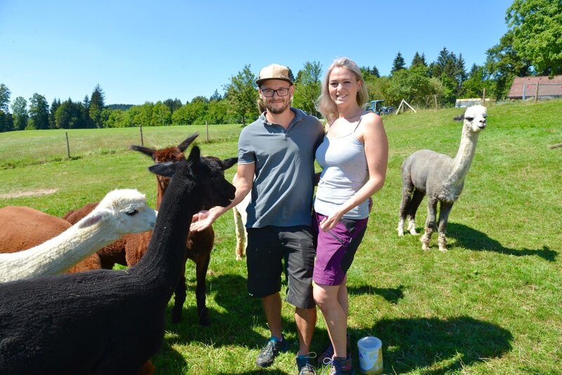 Jungbäuerin Lisa Schruckmayr und ihr Mann Sebastian in Mitten der Yaks und Alpakas vom eigenen Hof. – Bild: ORF/​Satel Film/​Claus Muhr
