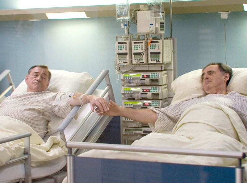 Letztendlich söhnen sich die Brüder aus und Konrad Fuchs (Gerd Udo Feller, rechts) spendet seinem Bruder Henning (Wilfried Dziallas) einen Teil seiner Leber. – Bild: MDR/​Krajewski