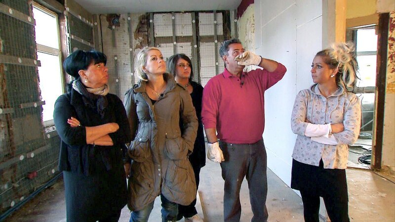 Bei einer Zwangsversteigerung hat Familie Michaelis ein Schnäppchenhaus ergattert. Der Clou: das 280 qm große Objekt grenzt direkt an das eigene Haus. So soll ein großer Familientraum wahr werden … – Bild: RTL II