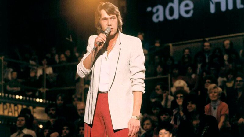 Wer in der Schlagerwelt Erfolg haben wollte, kam an der „ZDF-Hitparade“ nicht vorbei. Auch Roland Kaiser war dort regelmäßig zu Gast. „Terra X History“ begibt sich auf eine musikalische Zeitreise durch die deutsch-deutsche Schlagergeschichte. – Bild: phoenix/​ZDF/​United Archives/​Arthur Grimm