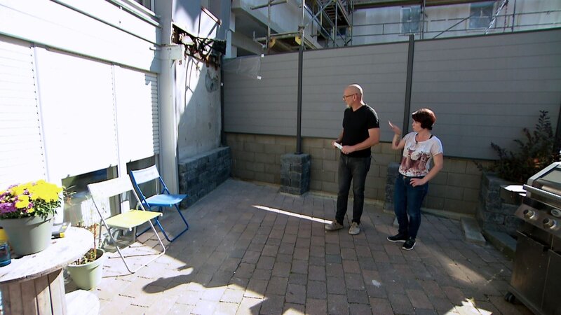 Familienvater Michael träumt von einer Outdoor-Küche mit Hightech-Gasgrill. Seine Frau Melanie ist einverstanden, so lange es eine Chill-Ecke gibt und ihr geliebter Bambus mit umziehen darf. – Bild: RTLZWEI