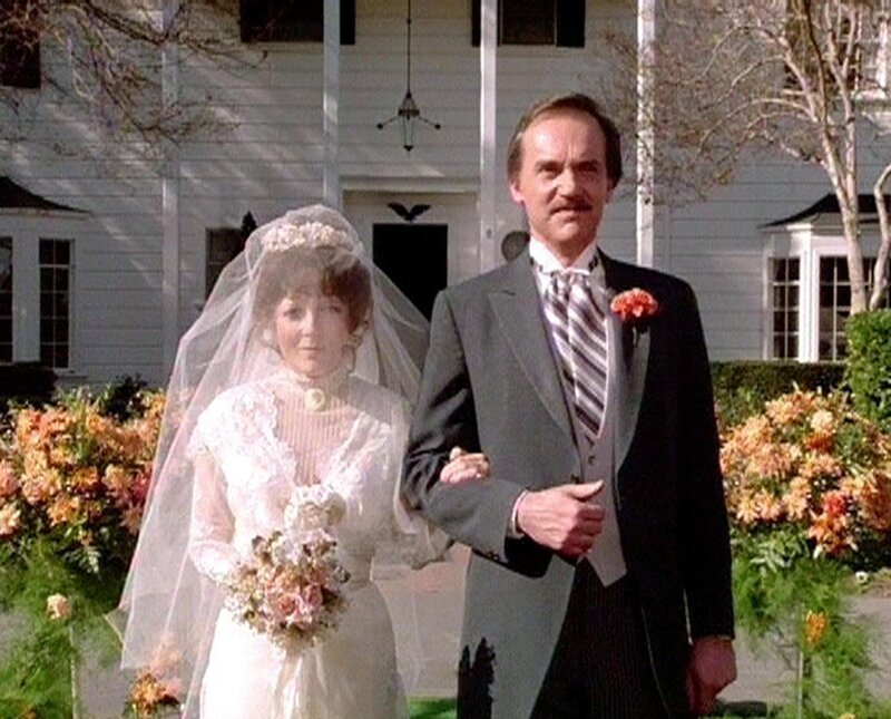 Asten (John S. Ragin) begleitet Emily (Anita Gillette) zum Traualtar. – Bild: RTLup