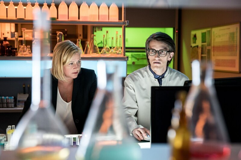 Dagmar Schnee (Petra Kleinert, l.); Lorenz Rettig (Daniel Steiner, r.) – Bild: ZDF