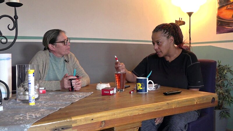 Jannie (re.) und Freundin Sandra wollen eine klassisches Thanksgiving-Essen zubereiten – Bild: RTLZWEI