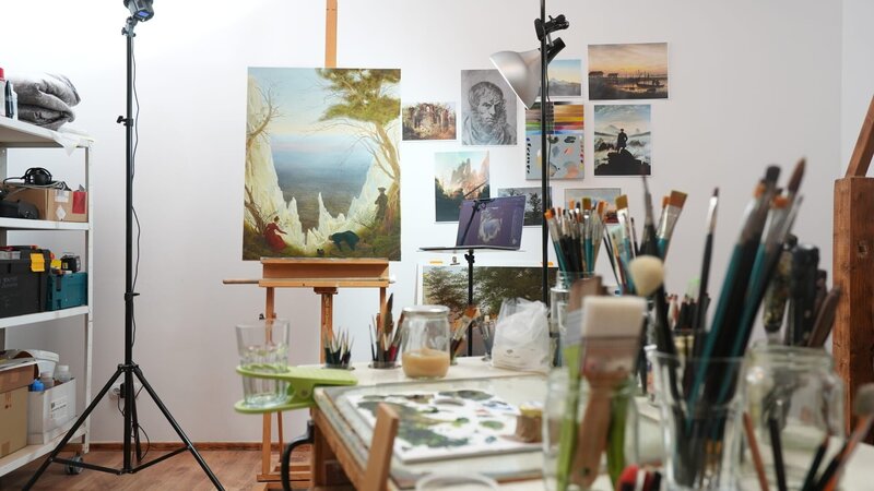 Das Atelier von Tim Ernst mit der Kopie des Gemälde Kreidefelsen auf Rügen von Caspar David Friedrich – Bild: ZDF und Vanessa Auktor.