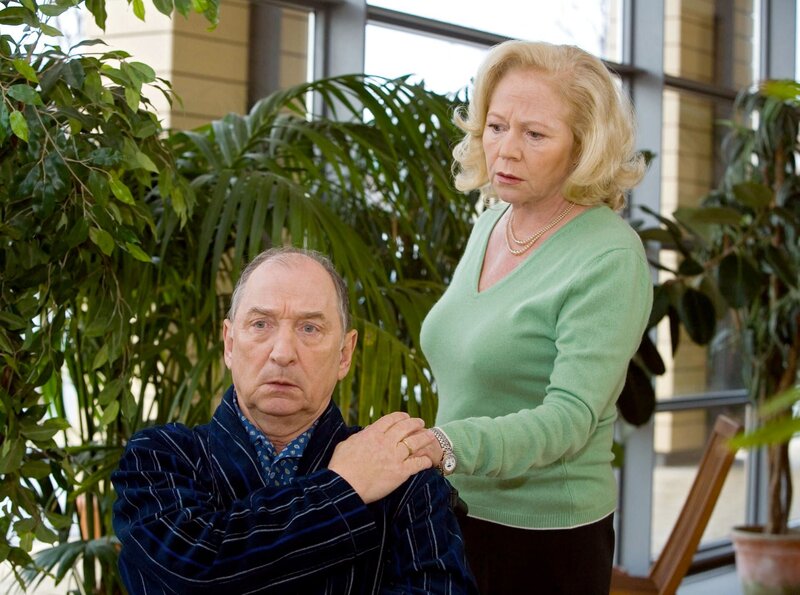 Für Marlies Hansch (Angelika Bender) sind die Schmerzen ihres Mannes Walter (Heinz Rennhack) nur Wehwehchen, die er vortäuscht, um seine Ruhe zu haben. – Bild: MDR/​Krajewsky