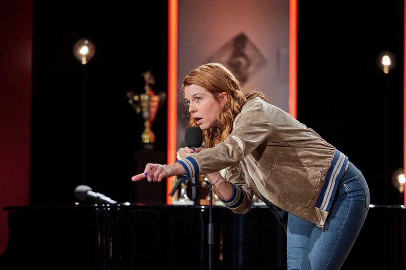 Von links: Han’s Klaffl, Bürger from the hell, Roland Penzinger vom Duo BlöZinger, Die Nowak, Robert Blöchl vom Duo BlöZinger, Laura Brümmer, Moderatorin Constanze Lindner und Björn Puscha (vorne).; Noch gar nicht so lange her ist die aktive Schulzeit von Laura Brümmer. Mittlerweile geht die 28-jährige Comedienne aber vorzugsweise auf die Bühne. Als ausgebildete Musicaldarstellerin verzaubert sie das Publikum mit ihrem Gesang und unglaublich lustig dargebotenen Alltagsgeschehnissen. – Bild: BR/​Martina Bogdahn