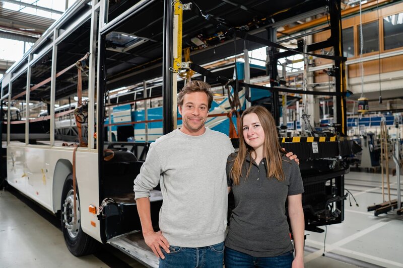 In Neu-Ulm zeigt Lackiermeisterin Annika Tobi, wie ein Bus gebaut wird. Weiteres Bildmaterial finden Sie unter www.br-foto.de. – Bild: BR/​megaherz gmbh/​Hans-Florian Hopfner