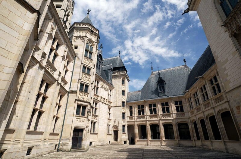 In Bourges findet man Jacques Cur in Stein gemeißelt. – Bild: Elephant Doc