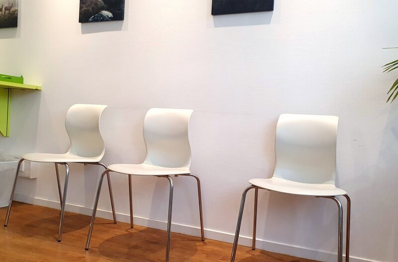 Ein freier Platz im Wartezimmer – bei Fachärzten Mangelware. – Bild: SWR