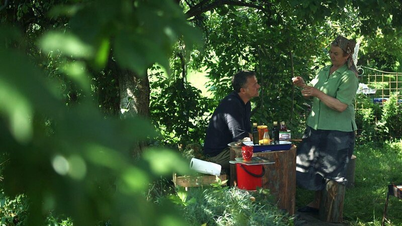 Illinca et Bernard Fontanille pendant la préparation de la pommade. – Bild: Bonne Pioche