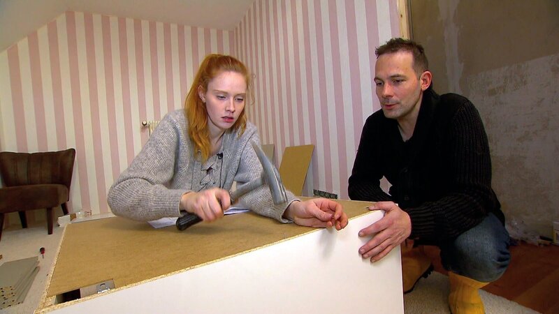 Sandra wünscht sich einen begehbaren Kleiderschrank im Stile einer Boutique und Mark (re.) darf ihr dabei helfen … – Bild: RTL II
