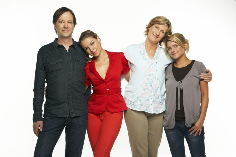 Annas Familie – v.l.n.r.: Armin (Rainer Will), Katja (Karolina Lodyga), Susanne (Heike Jonca), Anna (Jeanette Biedermann) – Bild: SAT.1 /​ Bernd Jaworek
