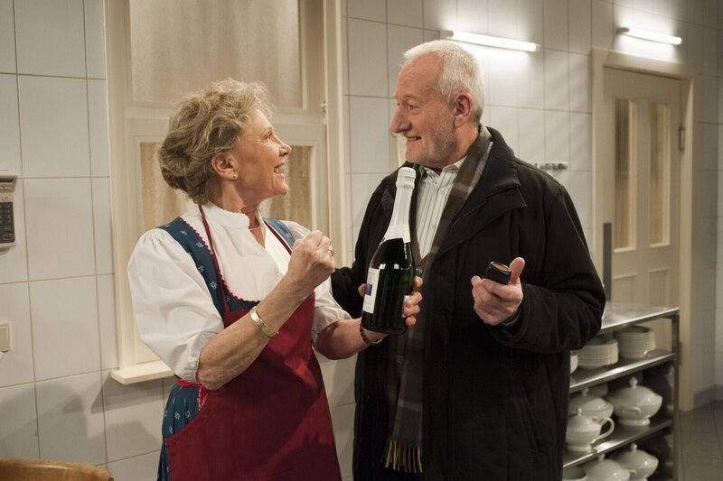 Hildegard (Antje Hagen, l.); Alfons (Sepp Schauer, r.) – Bild: ARD /​ Marco Meenen