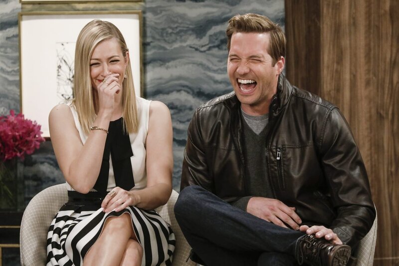 Wie wird Caroline (Beth Behrs, l.) reagieren, wenn sie auf ihren Exfreund Andy (Ryan Hansen, r.) trifft, der sie immer noch liebt? – Bild: PLURIMEDIA (Warner Bros Television)