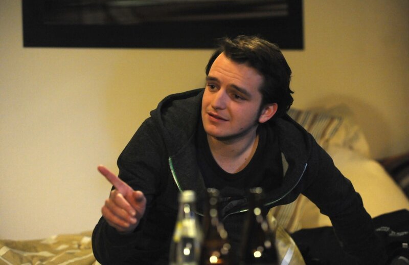 Flori (Tommy Schwimmer) glaubt, dass Korbi unter Yvis Pantoffel steht. – Bild: BR/​Marco Orlando Pichler