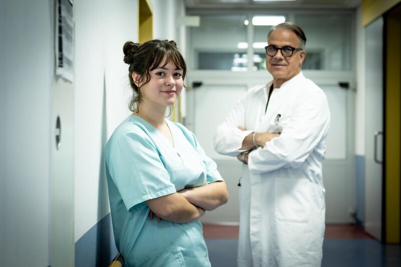 Fiona Wemuth (Zsa Zsa Hansen, l.); Dr. Gregor Wemuth (Karsten Speck, r.) – Bild: Joyn /​ Claudius Pflug