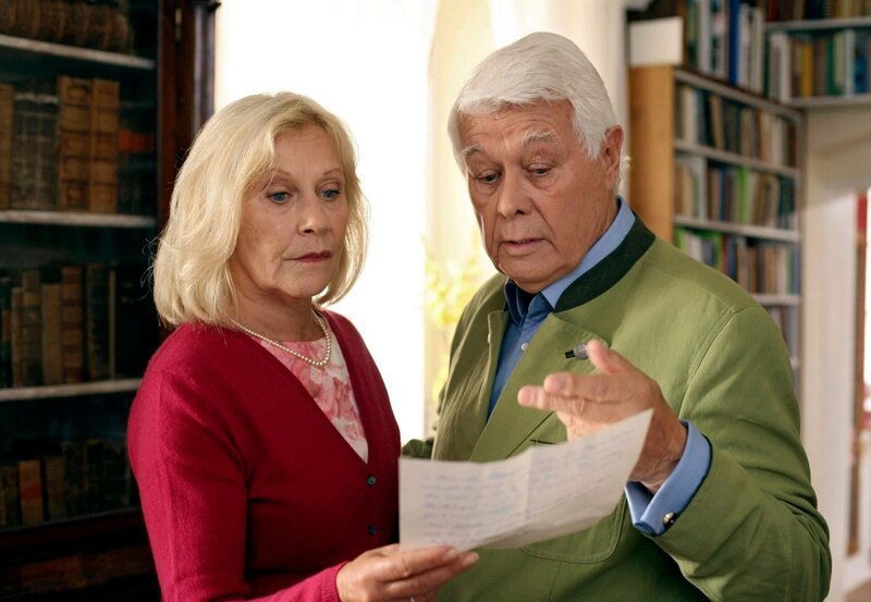 Schlossherr Max (Peter Weck) erklärt seiner Frau Gabriele (Johanna Mertinz), dass der alte Liebesbrief von einer anderen Frau gar nicht von ihm stammt. – Bild: ARD Degeto/​Petro Domenigg