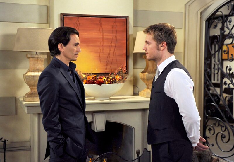 ARD ROTE ROSEN FOLGE 1474, am Dienstag (16.04.13) um 14:10 Uhr im ERSTEN. Lorenzo (Coco Wallraff, l.) führt Robin (Niklas Osterloh, r.) vor Augen, dass man in ihm immer den „Knacki“ sehen wird. – Bild: ARD/​Nicole Manthey