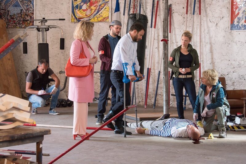 (Mitte v.l.n.r.) Candice Renoir (Cécile Bois); Mehdi (Ali Marhyar); Antoine (Raphaël Lenglet); Valentine (Yeelim Jappain);Nathalie Delpech (Marie Vincent) – Bild: Fabien MALOT /​ Boxeur 7 /​ FTV Lizenzbild frei