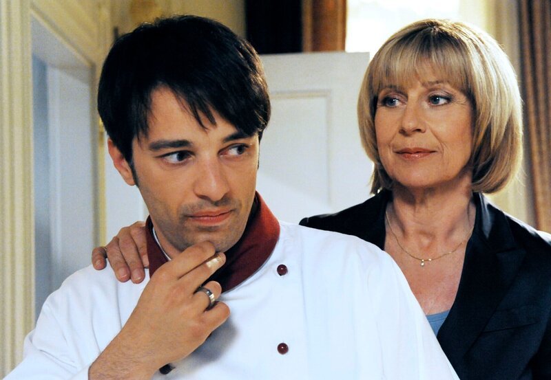 ARD STURM DER LIEBE FOLGE 1317, am Mittwoch (08.06.11) um 15:10 Uhr im ERSTEN. Robert (Lorenzo Patané, l.) versucht sich damit abzufinden, dass er Eva verloren hat; Charlotte (Mona Seefried, r.) spricht ihm Mut zu. – Bild: ARD/​Ann Paur