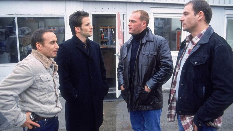 Semir (Erdogan Atalay, li.) und Jan (Christian Oliver, 2.v.li.) befragen die Schrottplatzbesitzer Ralle (Roland Pfaus, re.) und Marco (Jan Nissen). – Bild: MG RTL D /​ Guido Engels