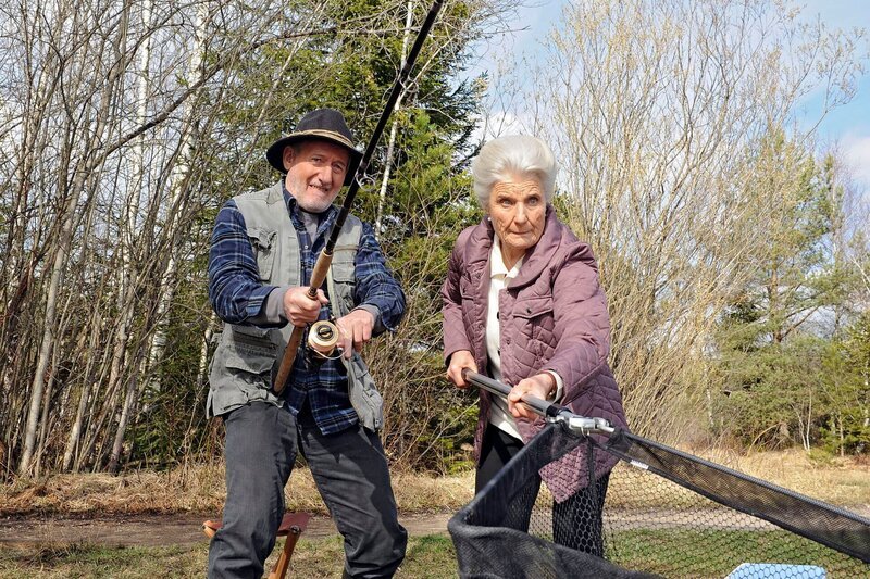 ARD STURM DER LIEBE FOLGE 1320, am Dienstag um 15:10 Uhr im ERSTEN. Käthe (Luise Deschauer, r.) hilft Gustl (Sepp Schauer, l.) den dicken Fang an Land zu bringen. – Bild: ARD/​Ann Paur