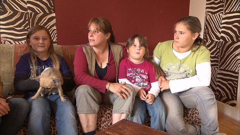 Die alleinerziehende Iris (44) und ihre drei Töchter Amelie (10, li.), Lea (5) und Lara (12, re.) sind nach dem Tod des Ehemanns und Vaters auf sich gestellt. Iris tut trotz dieses schweren Schicksalsschlags alles, um ihren Töchtern ein schönes Zuhause zu schaffen. Allerdings gibt es noch viel zu tun, und die Vier stoßen inzwischen an die Grenzen ihrer Kraft. – Bild: RTL II