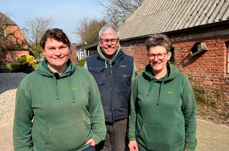 Landwirtin Agnes Greggersen (l.) mit ihrem Vater Ernst Wilhelm und ihrer Mutter Anja. – Bild: NDR Landwirtin Agnes Greggersen (l.) mit ihrem Vater Ernst Wilhelm und ihrer Mutter Anja. – Bild: NDR