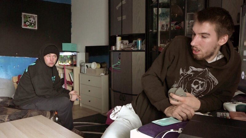 Jasmin und Maik haben einen neuen Mitbewohner: Timo (li.)  ist bei ihnen eingezogen, nachdem Sandra ihn vor die Tür gesetzt hat. – Bild: RTLZWEI