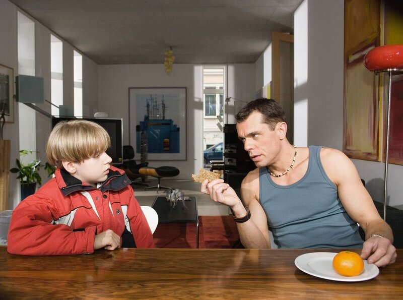 Oskar (Fabian Valdeig, li.) nimmt Arne Franzen (Torsten Stoll, re.) in Beschlag. Arne als Einzel- und Müßiggänger hat seine eigene Lebensphilosophie und muss sich nun von einem neunjährigen erklären lassen, wie wichtig ein richtiges Frühstück ist und was überhaupt alles dazu gehört. – Bild: MDR/​MDR/​Krajewski