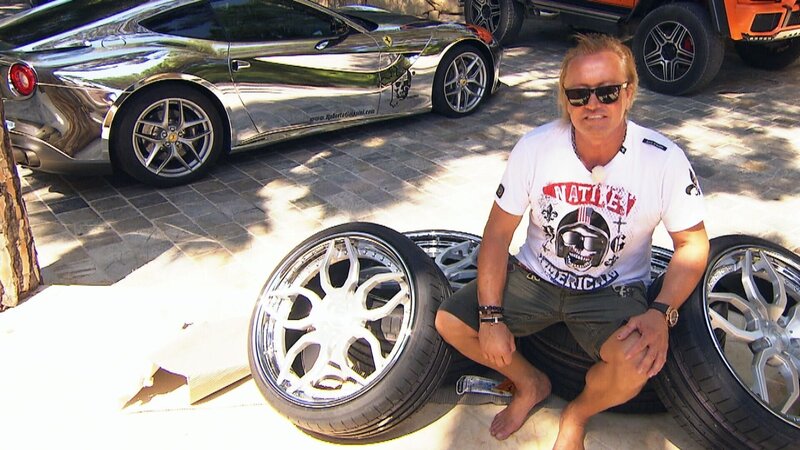 Robert setzt die Prioritäten falsch, findet Carmen. Müssen wirklich die zuerst die Reifen am Ferrari gewechselt werden, bevor das Essen zubereitet wird? – Bild: RTLZWEI