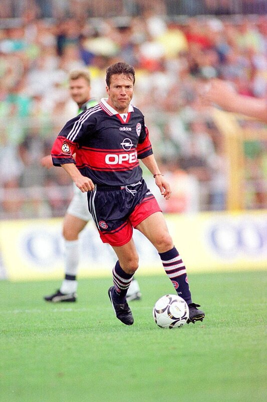 Bayern-Spieler Lothar Matthäus mit Ball; Dribbling, hoch Saison 1998/​1999: FC Bayern München Wolfsburg VfL-Stadion Dynamik, Fußball 1. BL Herren Mannschaft Deutschland – Bild: Jaspersen /​ imago images