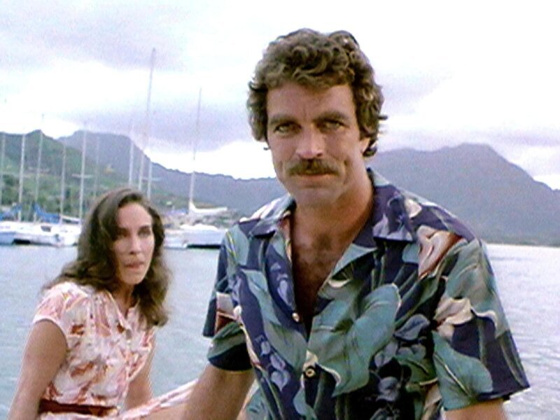 Amy (Andrea Marcovicci) wird von Magnum (Tom Selleck) vor einem Erpresser beschützt. – Bild: Super RTL