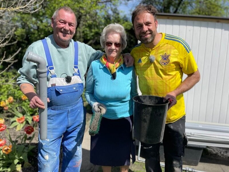 Ralle, Frau Schulz und Claus. – Bild: RTL /​ Tokee bros. /​ Folge 20_003