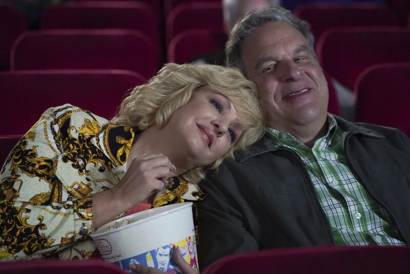 Beverly Goldberg (Wendi McLendon-Covey, l.); Murray Goldberg (Jeff Garlin, r.) – Bild: 2020, 2021 Sony Pictures Entertainment. All Rights Reserved. Lizenzbild frei