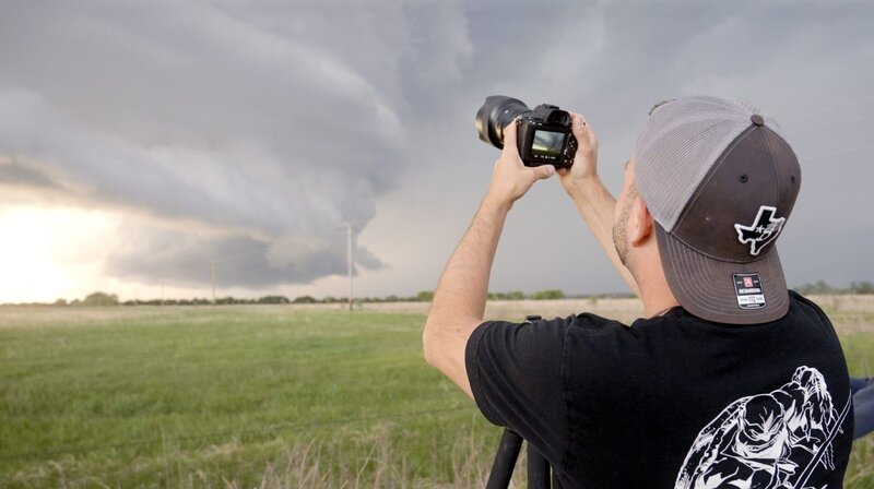 Tornadojäger Sebastian Böttcher vor einer sich schnell drehenden Wolke, aus der jeden Moment ein Tornado entstehen könnte. – Bild: WDR/​Johannes Musial