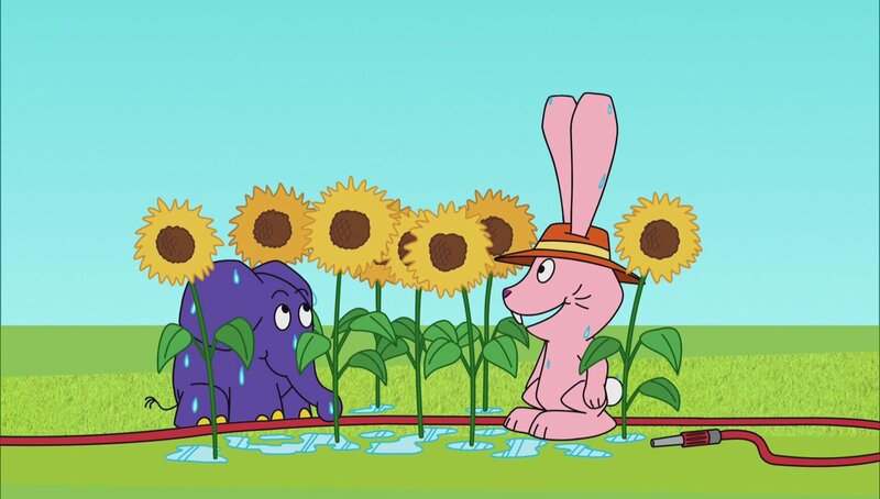 Hase und Elefant gießen die Blumen. – Bild: WDR/​Die Sendung mit dem Elefanten