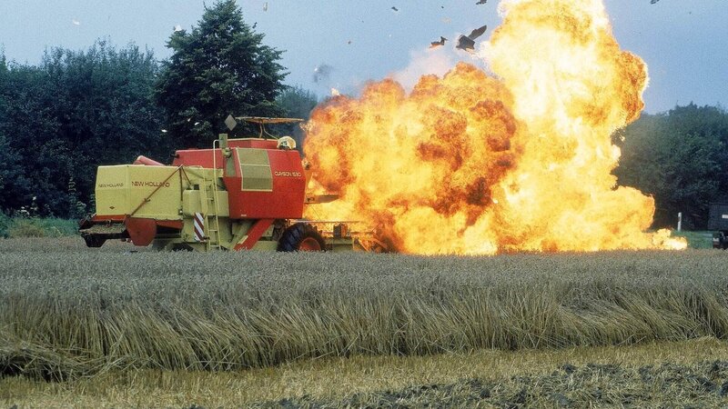 Bundesgrenzschutz-Chef Münzer verliert die Kontrolle über seinen Wagen und landet unsanft in einem Mähdrescher. – Bild: MG RTL D