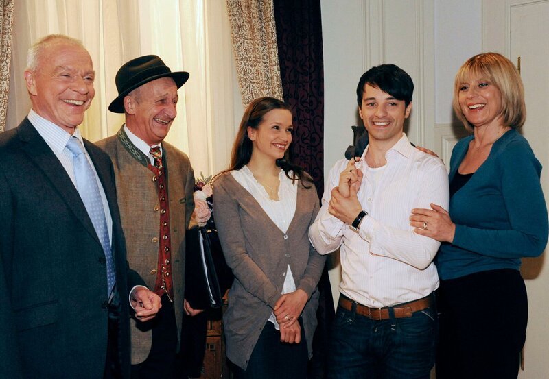 Robert (Lorenzo Patané, 2.v.r.) ist wieder auf freiem Fuß: Werner (Dirk Galuba, l.), Pachmeyer (Philipp Sonntag, 2.v.l.), Eva (Uta Kargel, M.) und Charlotte (Mona Seefried, r.) feiern seine Rückkehr. – Bild: ARD/​Ann Paur