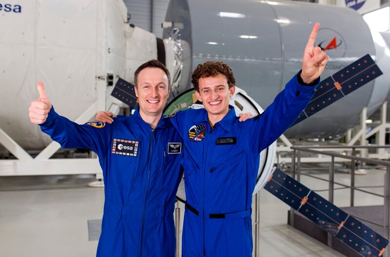 Julian (rechts) mit Astronaut Matthias Maurer. Weiteres Bildmaterial finden Sie unter www.br-foto.de. – Bild: BR/​Hans-Florian Hopfner