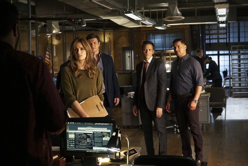 Beckett (Stana Katic, vorne l.) wird mit einem Fall konfrontiert, den sie eigentlich für gelöst gehalten hatte. Castle (3.v.r.), Ryan (Seamus Dever, 2.v.r.) und Esposito (Jon Huertas, r.) fürchten, dass sie sich in etwas verrennt … – Bild: 2015 American Broadcasting Companies, Inc. All rights reserved. /​ Richard Cartwright Lizenzbild frei