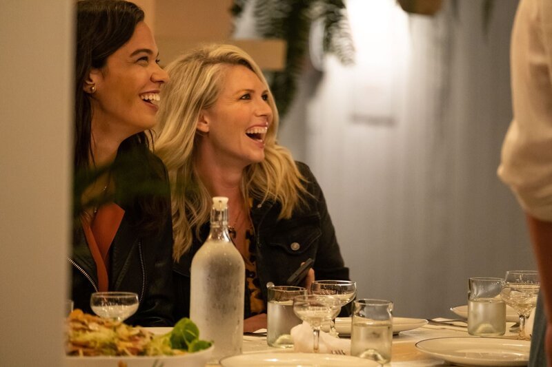 Sarah Sklash (l.); April Brown (r.) – Bild: Boat Rocker Rights /​ Darren Goldstein