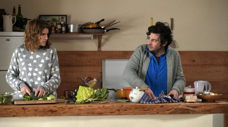 Nachdem Annette (Alice Taglioni) kurzerhand zum freundlichen Bauern Paul (Eric Caravaca) aufs Land in die Auvergne gezogen ist, ist ihr Verhältnis zunächst eher angespannt. – Bild: TS Productions Nachdem Annette (Alice Taglioni) kurzerhand zum freundlichen Bauern Paul (Eric Caravaca) aufs Land in die Auvergne gezogen ist, ist ihr Verhältnis zunächst eher angespannt. – Bild: TS Productions