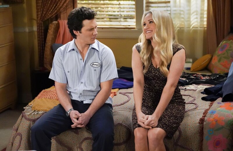 Georgie Cooper (Montana Jordan, l.); Mandy McAllister (Emily Osment, r.) – Bild: CBS Broadcasting, Inc.