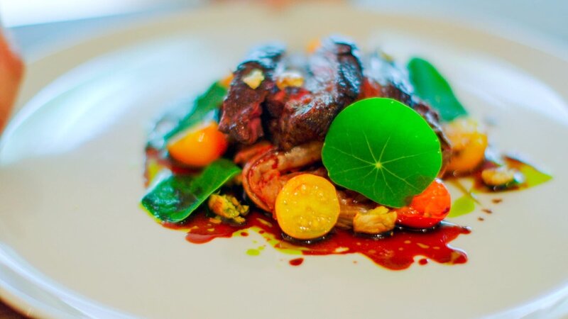 Michel Roux’s asiatisches Schweinefleisch-Gericht – inspiriert vom Restaurant „The Ethicurean“. – Bild: ORF/​ITV/​ Boom Cymru TV Ltd