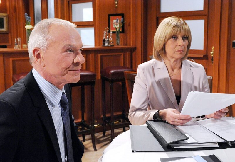 ARD STURM DER LIEBE FOLGE 1311, am Montag (30.05.11) um 15:10 Uhr im ERSTEN. Charlotte (Mona Seefried, r.) zeigt sich Werner (Dirk Galuba, l.) gegenüber unversöhnlich. – Bild: ARD/​Ann Paur